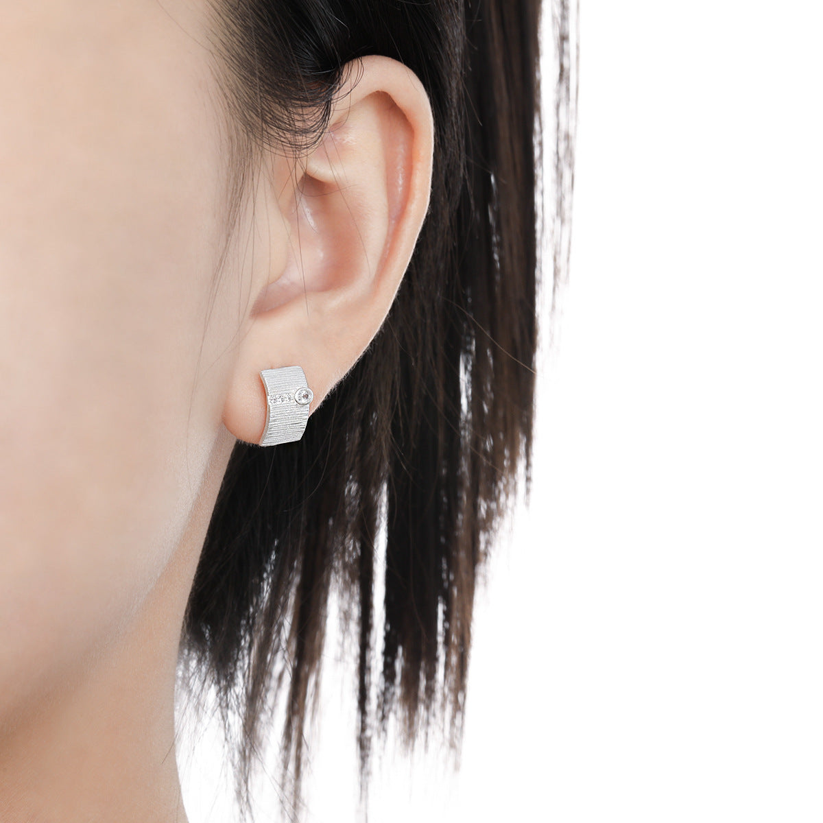 Brushed Texture Inlaid Diamond Stud Earrings